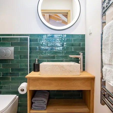 Large, Bright And Comfortable 3 Bedroom דירה *