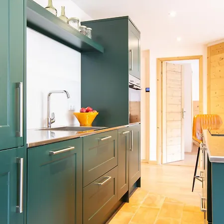 דירה Large, Bright And Comfortable 3 Bedroom *